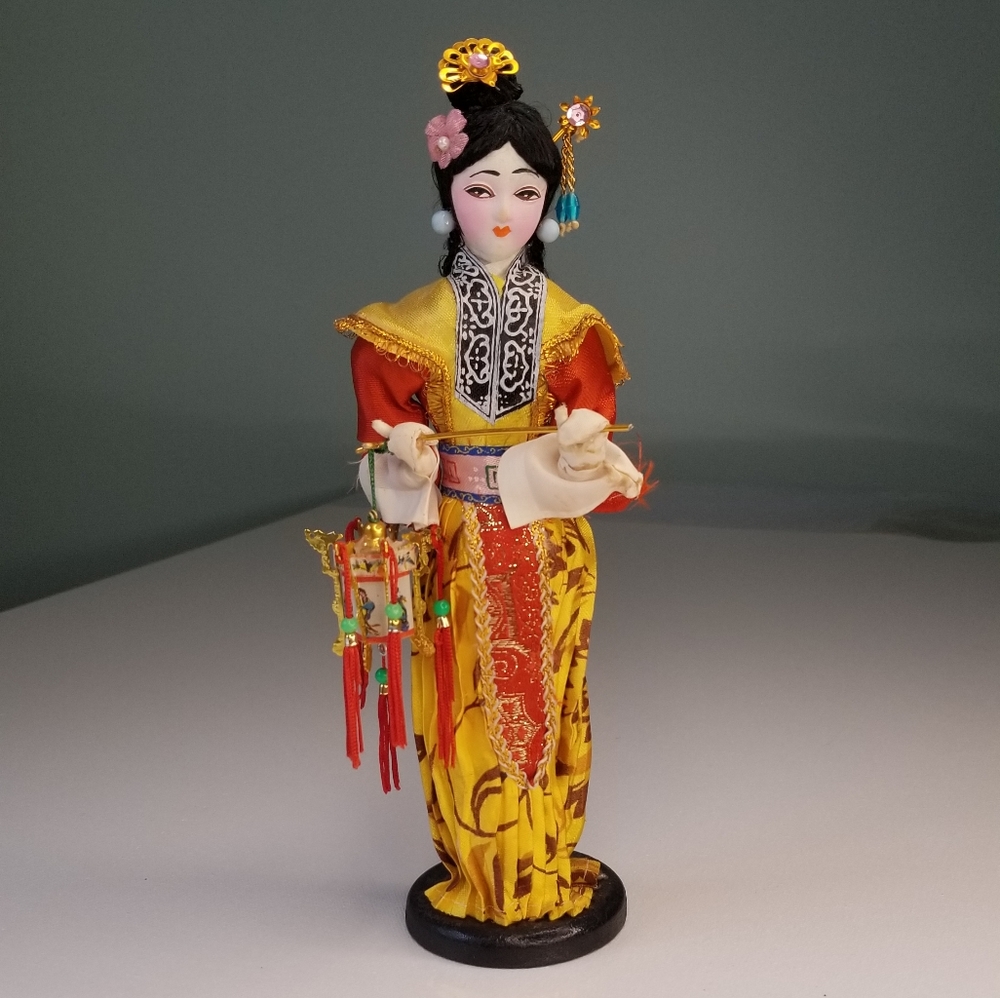 Vintage souvenir Chinese geisha doll